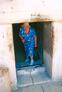 Ирина Константировна Бунина в Израиле, Вифлием, вход в церковь Рождества Христова, март 1988 года.