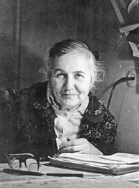 Ирина Константировна Бунина за работой, кухня в Черемушках, 1981 год.